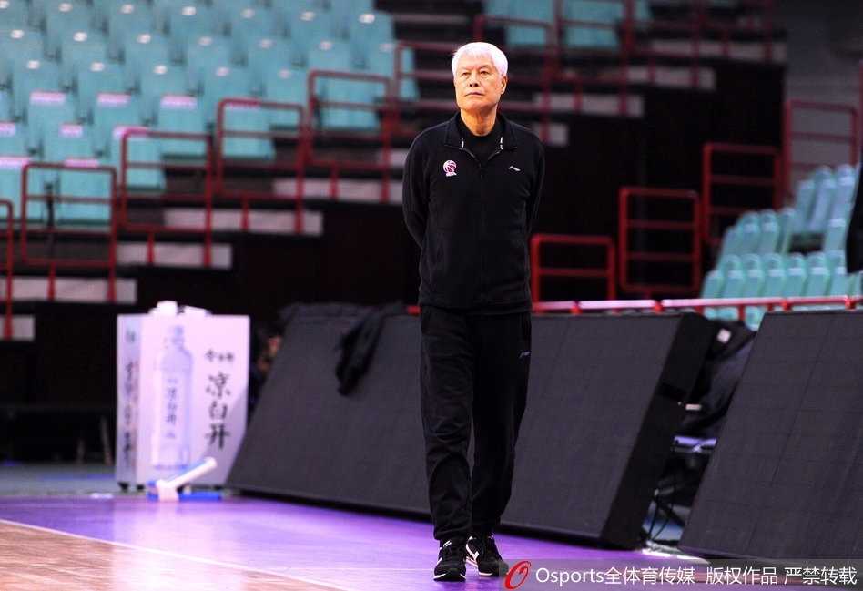 浙江稠州青年军迎战辽宁,苦练绝技盼创奇迹 训练结束,全队围成一圈,把手叠在一起,高声喊出加油口号,团结一心的气势令人动容,他们即将奔赴客场迎接挑战。