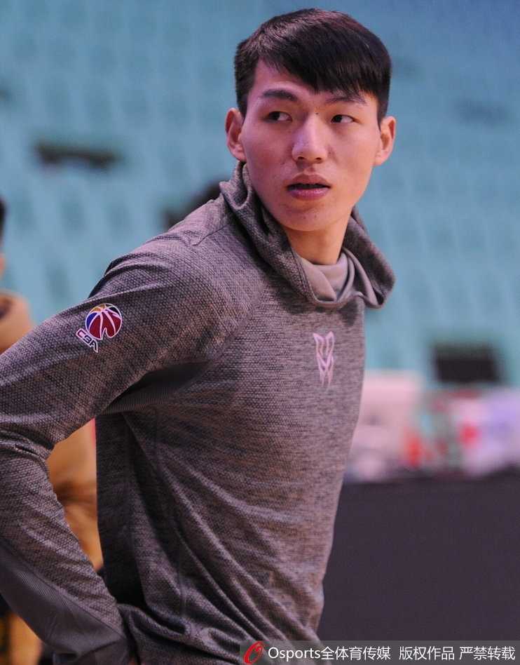 浙江稠州青年军迎战辽宁,苦练绝技盼创奇迹 外援威姆斯在快攻中上演单手劈扣,展现出极佳的身体状态和爆发力,这记势大力沉的扣篮也引来了场边队友的阵阵喝彩。