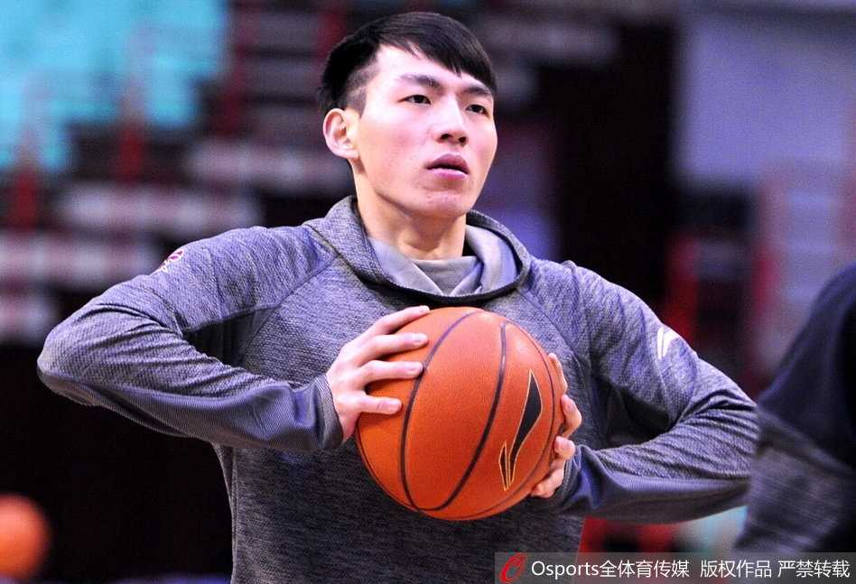 浙江稠州青年军迎战辽宁,苦练绝技盼创奇迹 内线球员张大宇在低位要球,面对防守球员的贴身紧逼,他利用强壮的身体卡住位置,准备给对手来一记暴扣。