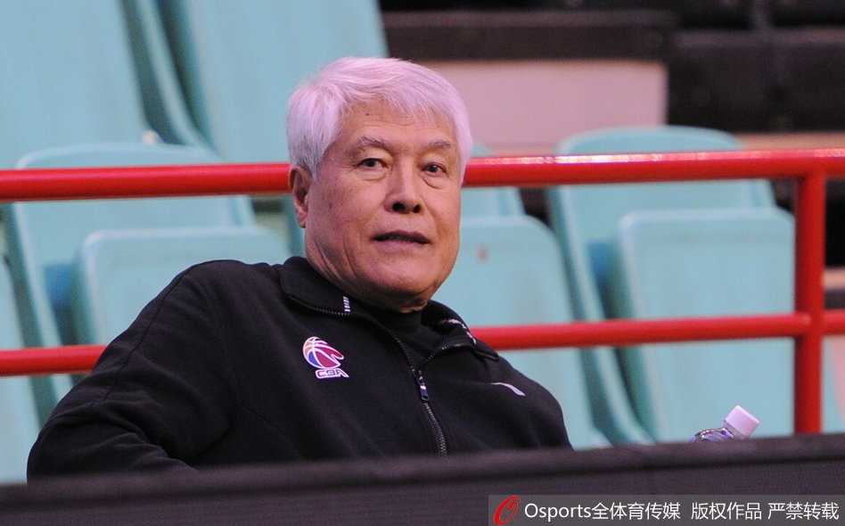 浙江稠州青年军迎战辽宁,苦练绝技盼创奇迹 浙江男篮核心吴前在训练场上眼神坚毅,汗水浸透了球衣,他正一丝不苟地进行投篮练习,每一个出手都充满了必胜的信念。