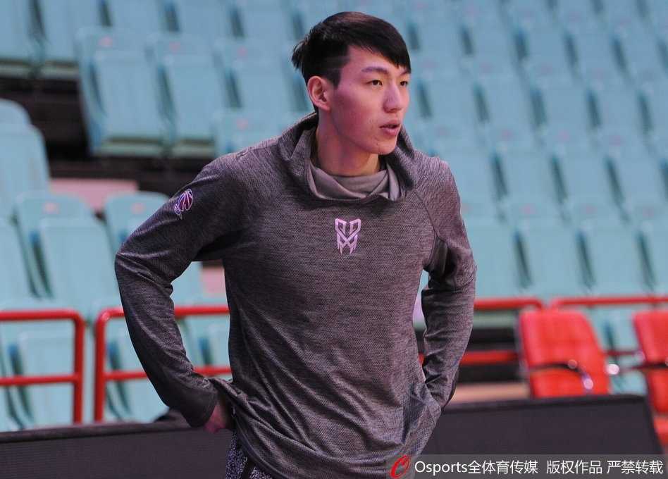 浙江稠州青年军迎战辽宁,苦练绝技盼创奇迹 主帅刘维伟手持战术板,神情严肃地向球员们布置着针对辽宁队的防守策略,他用手势比划着跑位路线,年轻的小将们聚精会神地聆听。