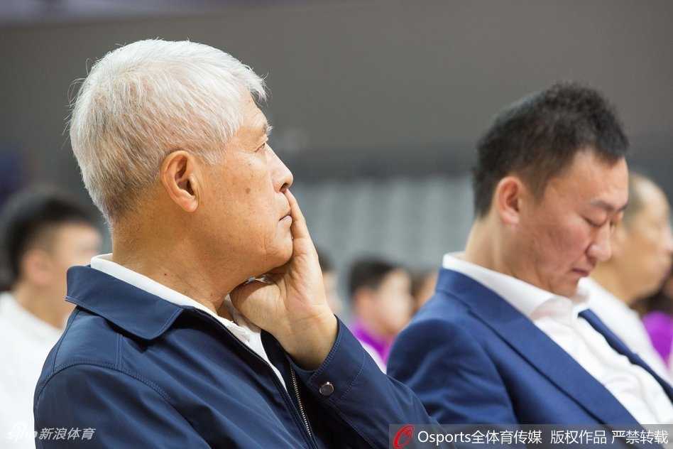 浙江篮球新篇章启航,蒋兴权携吴前惠龙儿亮相 浙江男女篮全体成员在新赛季见面会上合影留念,大家面带微笑,展现出了新赛季的昂扬斗志与团队凝聚力。