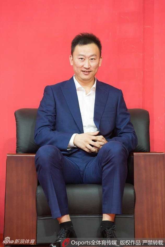浙江篮球新篇章启航,蒋兴权携吴前惠龙儿亮相 球队核心吴前手持新赛季战袍,神情坚定,作为浙江篮球的领军人物,他将在新赛季承担起更多的责任与期待。