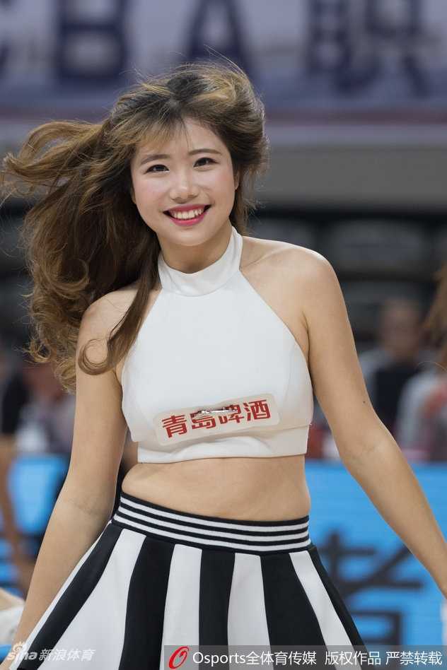 浙江蕞红啦啦队赛场热舞 绽放青春力量 表演结束后,蕞红啦啦队的姑娘们集体向观众致意。她们一字排开,手中挥舞着花球,脸上洋溢着灿烂而满足的微笑,仿佛在向这个火热的赛场说:谢谢你们的欢呼,我们下次再见。