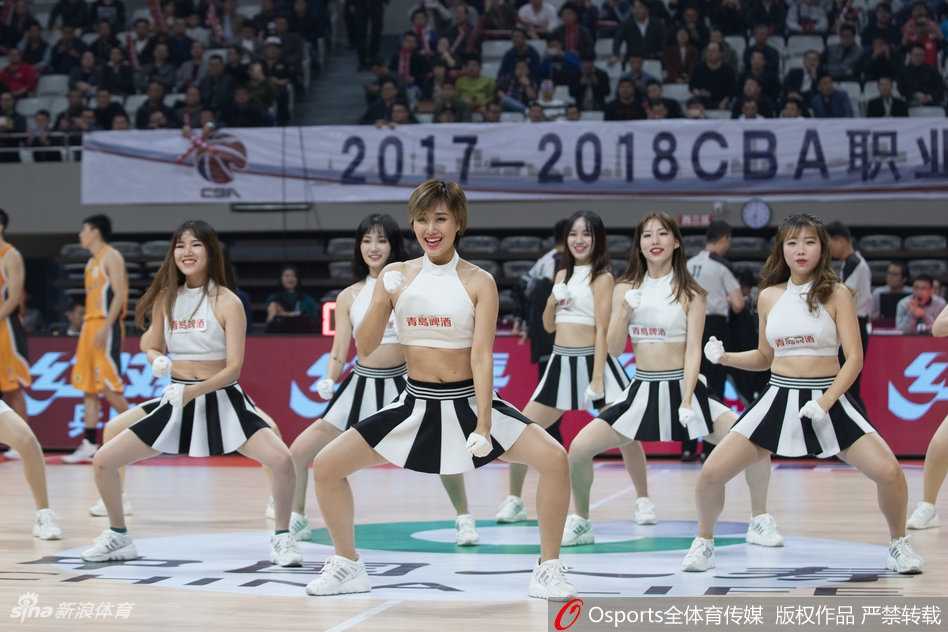 浙江蕞红啦啦队赛场热舞 绽放青春力量 表演中,一名队员做出了一个高难度的空中劈叉动作,身体线条优美而充满力量。她手中的花球仿佛被赋予了生命,在空中划出绚丽的轨迹,定格成赛场上最富动感的瞬间。