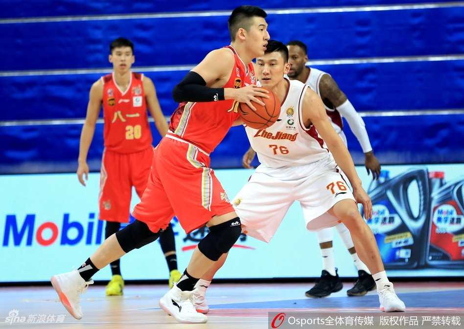 浙江队内线张大宇在八一队员的严密防守下，依然高举高打，用一记柔和的小勾手将球送入篮筐，展现出扎实的篮下技术和柔和的手感。