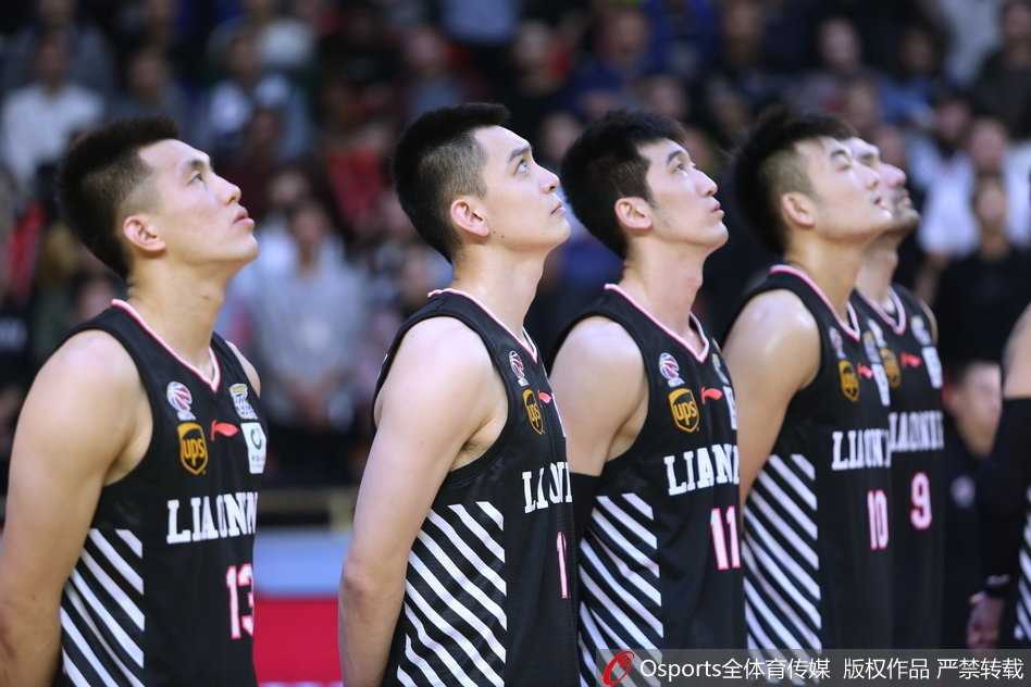 浙辽大战风云再起,郭艾伦率辽宁客场破广厦不败金身 辽宁队外援哈德森面对防守悍将刘铮的贴防,果断干拔跳投三分,手起刀落,这是他全场34分表演中的一个缩影。