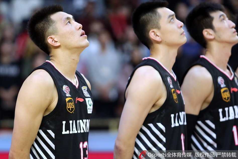 浙辽大战风云再起,郭艾伦率辽宁客场破广厦不败金身 辽宁队核心后卫郭艾伦在广厦队福特森的紧逼防守下,如旋风般持球强行突破,眼神中透露出必胜的决心。