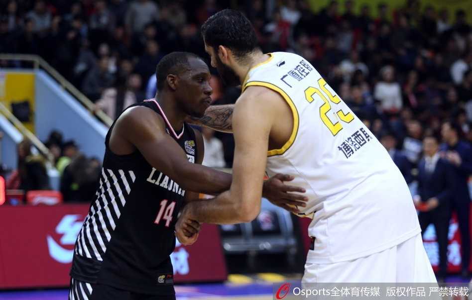 浙辽大战风云再起,郭艾伦率辽宁客场破广厦不败金身 广厦队“野兽”林志杰在失去平衡的情况下,依然凭借超强的核心力量将球抛向篮筐,他的拼搏精神是广厦队紧咬比分的关键。