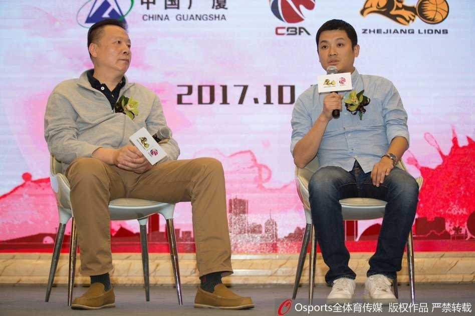 浙里猛狮蓄势待发,广厦众将披挂新衣誓闯巅峰 功勋教头李春江在发布会上面带微笑地倾听记者提问,他手中握着新赛季的秩序册,身后的战术板虽然空白,但人们知道他的心中早已绘满了进攻的蓝图。