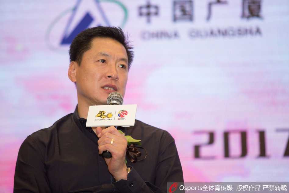 浙里猛狮蓄势待发,广厦众将披挂新衣誓闯巅峰 胡金秋在队友的起哄下扭动着身躯,露出腼腆又开心的笑容,一旁的新援赵天熠也加入其中,更衣室里的欢乐气氛透过画面感染着每一个球迷。