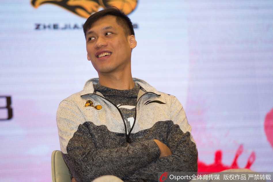 浙里猛狮蓄势待发,广厦众将披挂新衣誓闯巅峰 希腊中锋博洛西斯高举着广厦队的白色战袍,巨大的手掌让球衣显得格外小巧,他眼神坚毅地望向前方,准备在CBA施展欧洲篮下的梦幻脚步。