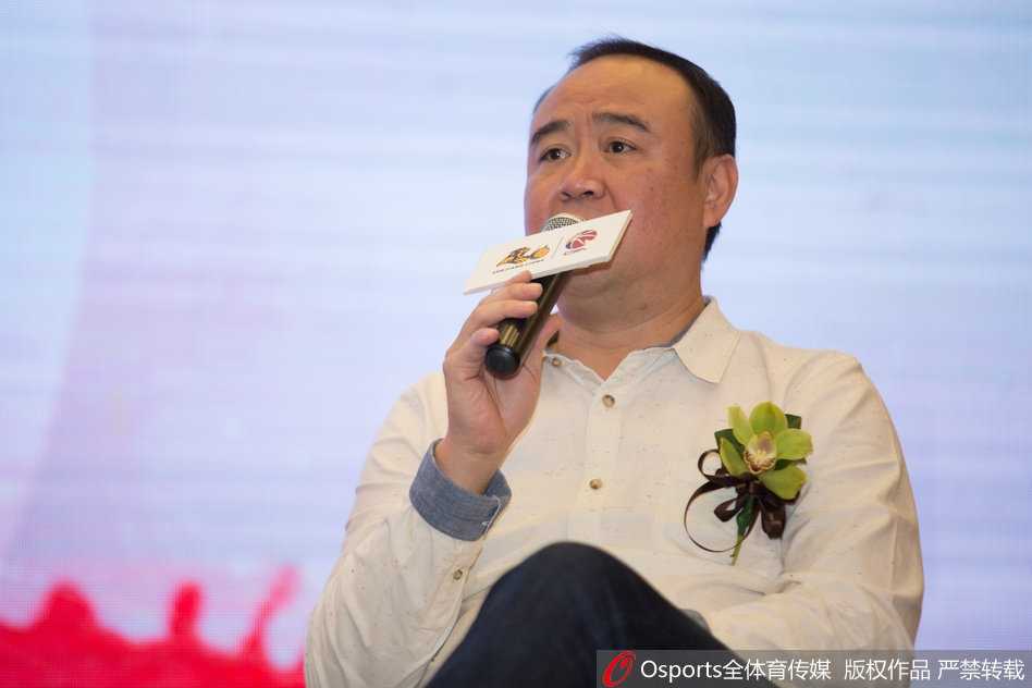 浙里猛狮蓄势待发,广厦众将披挂新衣誓闯巅峰 广厦全队在发布会背景板前拍摄新赛季全家福,队员们穿着全新的红白球衣错落站立,组成一个团结的整体,镜头定格下了这支猛狮军团新赛季出发前的瞬间。