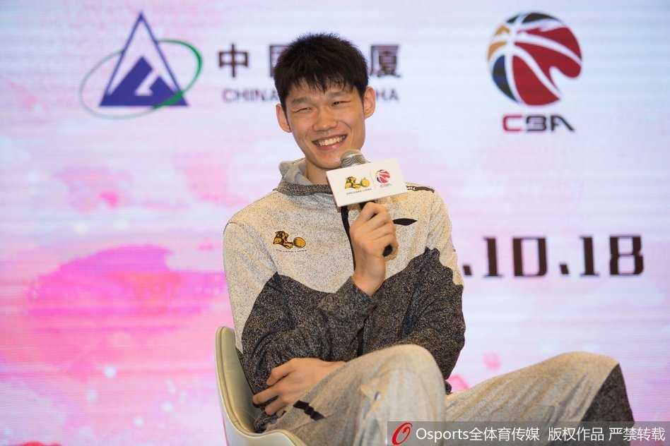 浙里猛狮蓄势待发,广厦众将披挂新衣誓闯巅峰 发布会现场灯火通明,背景板上的猛狮队徽熠熠生辉,主帅李春江神情笃定地坐在台前,仿佛一切尽在掌握。