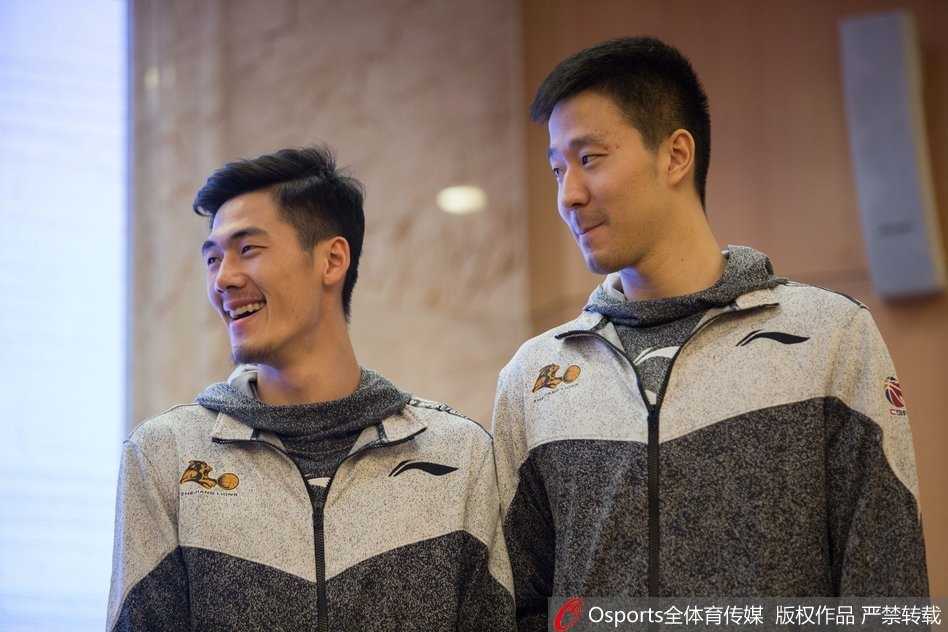 浙里猛狮蓄势待发,广厦众将披挂新衣誓闯巅峰 鞠鹏与赵天熠两位新援并肩而立,胸前崭新的队标反射着灯光,他们手中紧握着即将陪伴自己征战沙场的球衣,脸上写满了对新征程的期待。