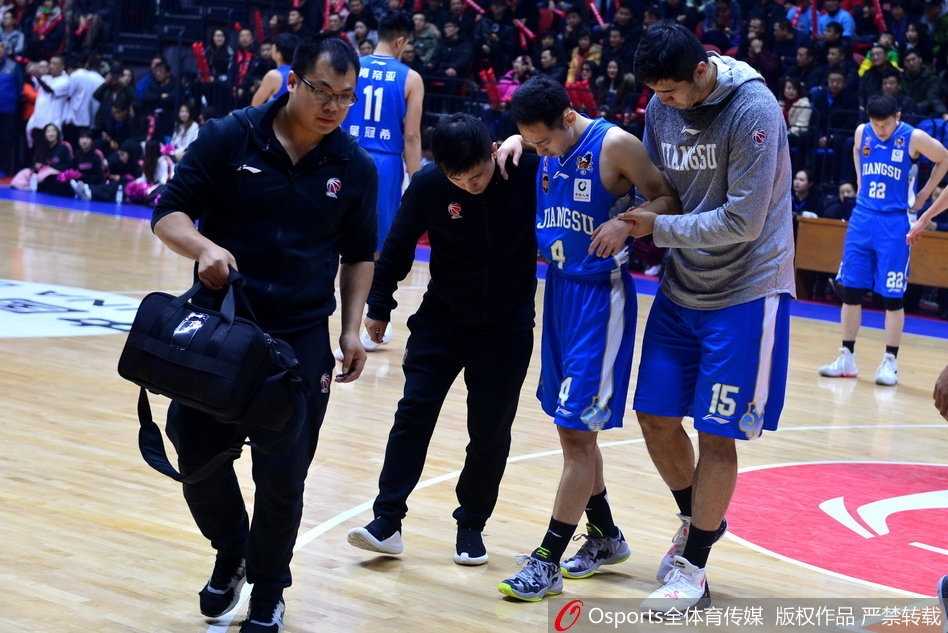 浴火重生!回顾史鸿飞CBA生涯中的那些重伤时刻 队友们小心翼翼地架起史鸿飞离开赛场,史鸿飞紧闭双眼,强忍着不让泪水流下,现场球迷纷纷投来关切的目光。