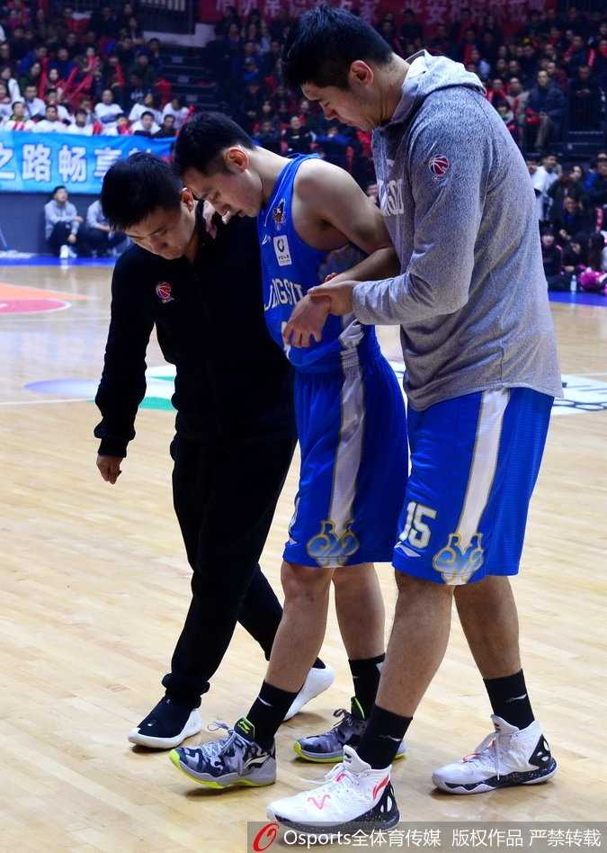 浴火重生!回顾史鸿飞CBA生涯中的那些重伤时刻 史鸿飞被搀扶着走向球员通道,背影显得无助而孤单,球衣上沾满的汗水见证了他在这场比赛中的拼搏与付出。