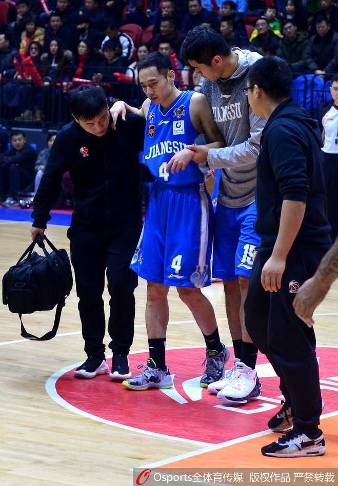 史鸿飞受伤的腿部特写，膝盖处有明显的肿胀，队医用冰袋进行冷敷处理，画面极具冲击力，令人感受到伤痛的严重。