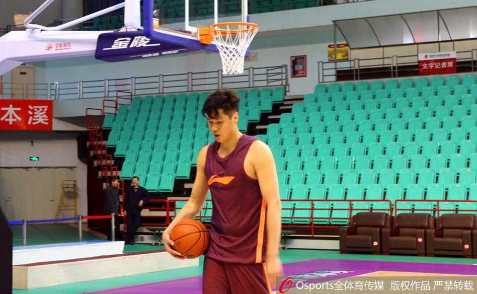 接过合格成绩单的贺天举如释重负，脸上露出了久违的、属于大男孩的灿烂笑容