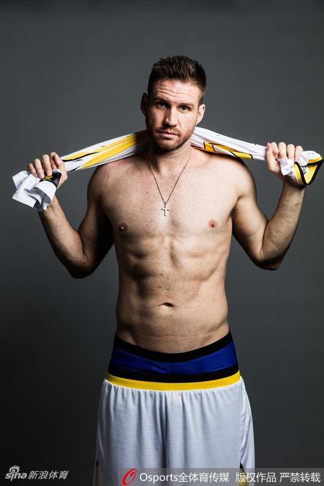 浴火重生:兰多夫与北控男篮的铁血篇章 兰多夫在北控队更衣室内,身穿训练服安静地坐着,眼神深邃,仿佛在沉思比赛的策略或回顾自己的篮球之路。