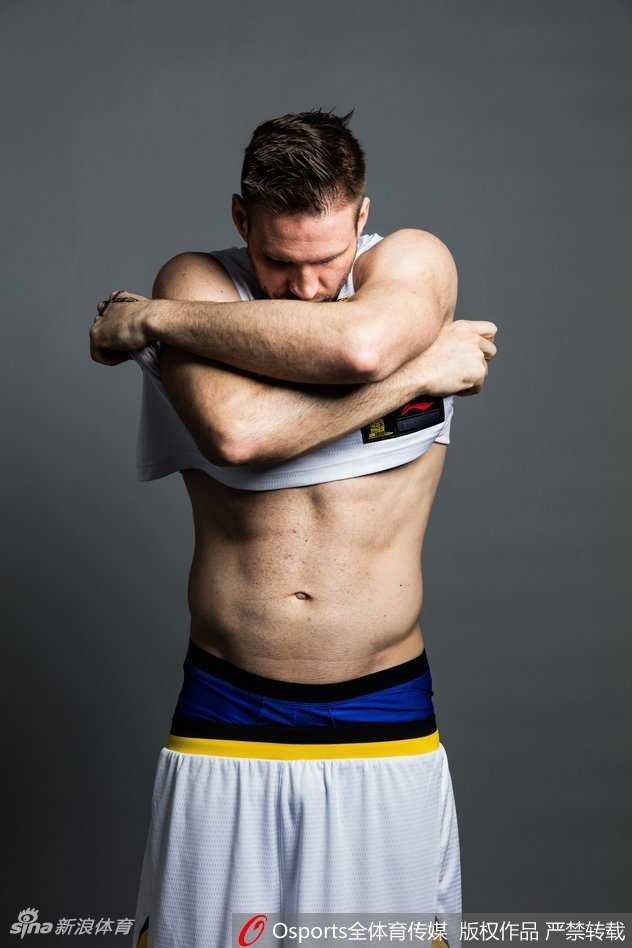 浴火重生:兰多夫与北控男篮的铁血篇章 完成一次精彩得分后,兰多夫振臂高呼,与队友激情庆祝,他的情绪感染了全队和现场的每一位观众。