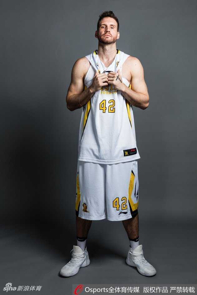 浴火重生:兰多夫与北控男篮的铁血篇章 兰多夫身着北控队红色战袍,目光如炬地凝视前方,仿佛即将踏入战场,充满了对胜利的渴望。