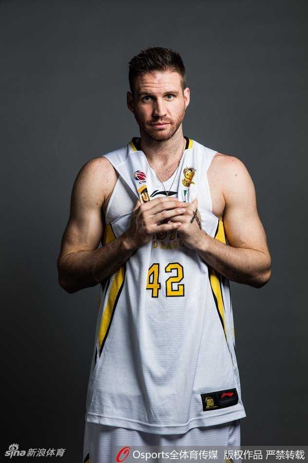 浴火重生:兰多夫与北控男篮的铁血篇章 训练中的兰多夫汗如雨下,专注地完成每一次投篮练习,紧身衣下显露出健硕的肌肉线条,彰显着职业球员的自律。