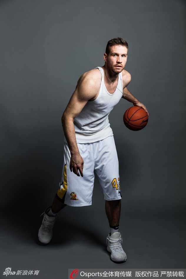 浴火重生:兰多夫与北控男篮的铁血篇章 赛场上,兰多夫在对方多名球员的围堵下依然强行起跳投篮,表情坚毅,展现了其强悍的内线攻击力。