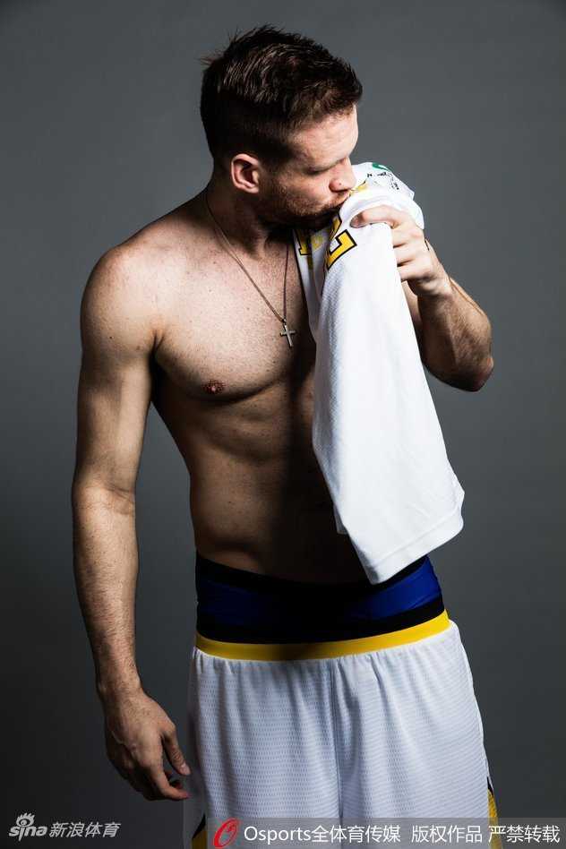 浴火重生:兰多夫与北控男篮的铁血篇章 身着便装的兰多夫在场边神情严肃地关注比赛,即使无法上场,他的心也与球队紧紧相连,流露出对赛场的无限眷恋。