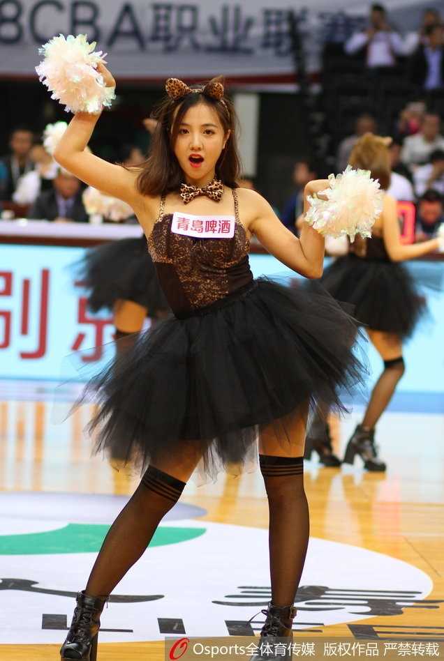 深圳主场篮球宝贝热舞助威 青春风暴席卷龙岗大运中心 深圳主场拉拉宝贝们身姿挺拔,脸上洋溢着灿烂的笑容,她们整齐划一地挥动着手花,仿佛在用青春的活力瞬间点燃整个球馆的热情。
