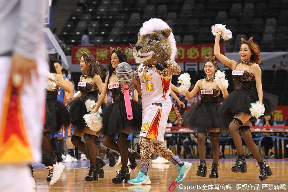 深圳主场篮球宝贝热舞助威 青春风暴席卷龙岗大运中心 伴随着强劲的音乐,宝贝们动作整齐划一,充满力量感。她们伸展手臂,踢腿转身,每一个动作都精准卡点,展现出专业舞者的素养。
