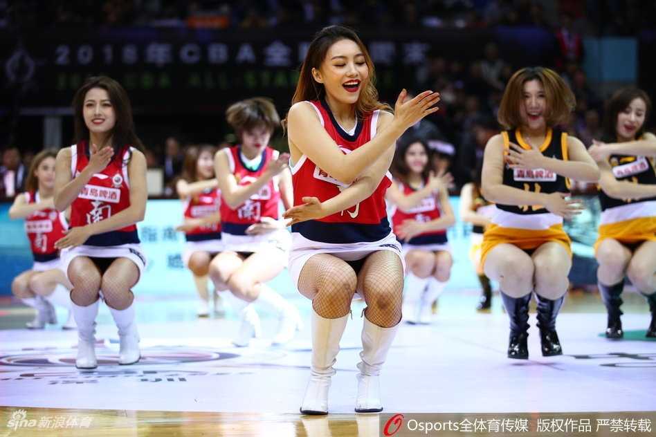 深圳全明星周末篮球宝贝热舞 闪耀赛场的力与美 表演间隙,深圳啦啦队摆出优雅的谢幕姿势。她们的笑容如同南国的阳光,温暖而治愈,这一刻,她们不仅是篮球的陪衬,更是球场上当之无愧的主角。