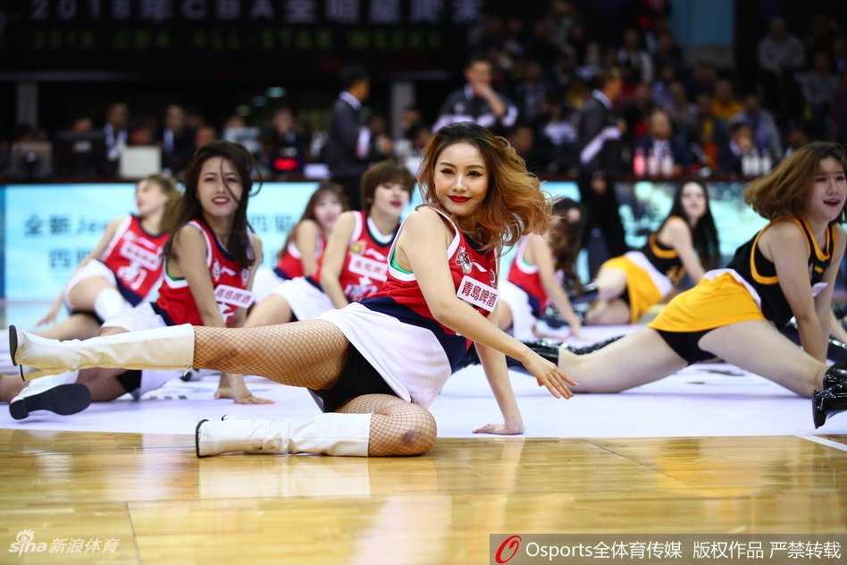 深圳全明星周末篮球宝贝热舞 闪耀赛场的力与美 深圳啦啦队全员集结,以深圳大运中心为背景留下了一张充满活力的合影。她们手中挥舞的蓝色花球与场馆的灯光相映成趣,记录下这个属于她们的荣耀夜晚。