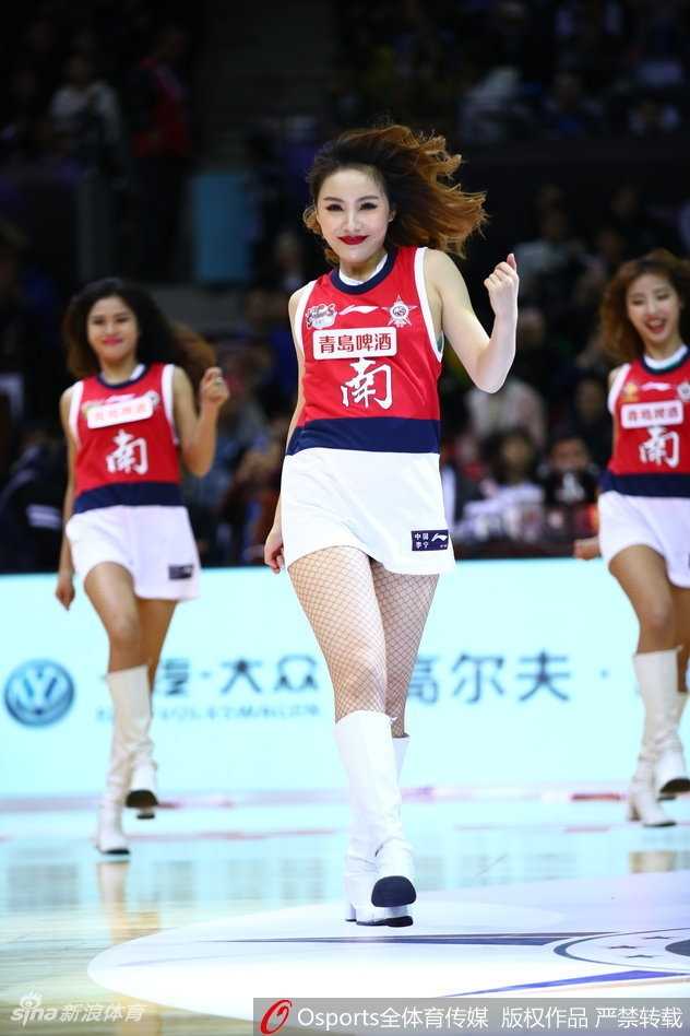 深圳全明星周末篮球宝贝热舞 闪耀赛场的力与美 镜头拉近,这位篮球宝贝的妆容精致,眼神坚定而明亮,她手中闪耀的拉花与她甜美的笑容交相辉映,让人感受到来自东道主的热情与自信。