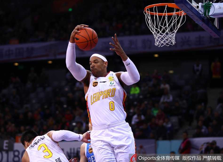 深圳内线发威力克北京 萨林杰统治级表现终结首钢四连胜 北京队小外援杰克逊在深圳队多人包夹下强行突破,他身体倾斜,努力寻找着传球或投篮的空间。