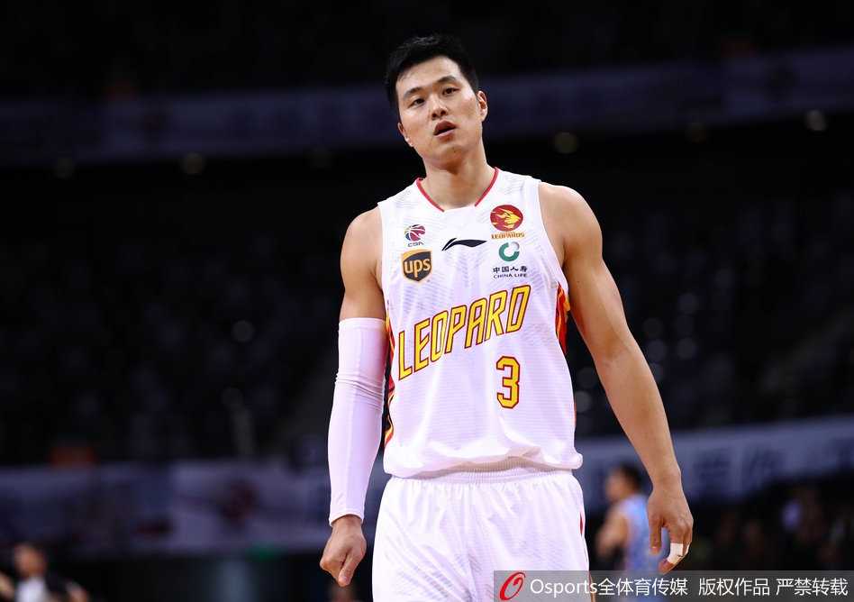 深圳内线发威力克北京 萨林杰统治级表现终结首钢四连胜 终场哨响,萨林杰高举双臂握紧拳头,脸上洋溢着胜利的喜悦,身旁的队友们纷纷上前与他庆祝。