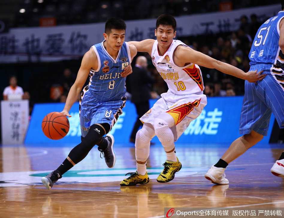 深圳内线发威力克北京 萨林杰统治级表现终结首钢四连胜 深圳外援萨林杰在两名北京球员头顶高高跃起,单手将球狠狠地砸进篮筐,内线统治力尽显无疑。