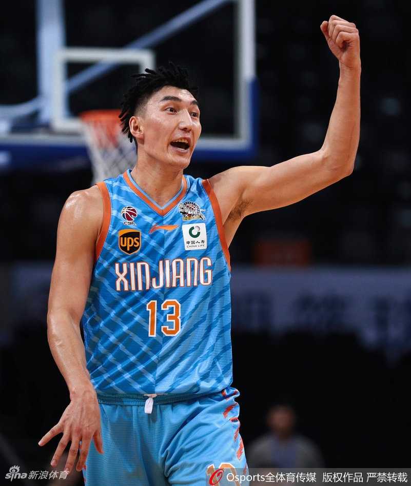 深圳内线巨兽空砍五十五分 新疆众将下起三分雨客场破敌 新疆大外援肖恩-朗在萨林杰面前跃起封盖,他本场贡献了5次盖帽,用实际行动证明了自己在防守端的价值,帮助球队守住了胜利。