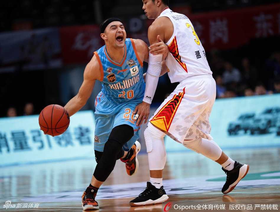 深圳内线巨兽空砍五十五分 新疆众将下起三分雨客场破敌 双方球员在篮下激烈拼抢,这场比赛充满了身体对抗,萨林杰与阿不都沙拉木在末节甚至发生了口角,足见场上局势之紧张。