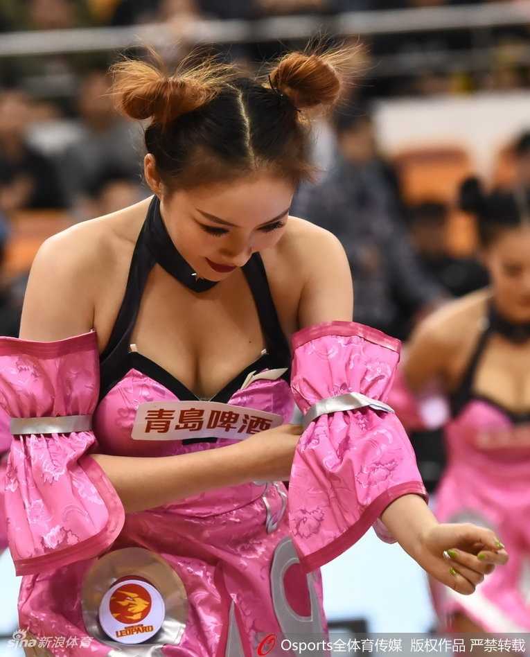 深圳啦啦队哪吒造型俏皮可爱,火辣热舞燃爆赛场 啦啦队员高扎双丸子头,身穿改良红肚兜搭配超短裙,手举金色花球,笑容灿烂如冬日暖阳,活力满格