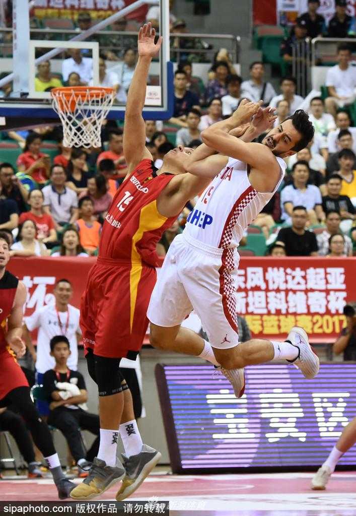 深圳夏夜绝杀回首:德意志战车击退克罗地亚狂想曲,登顶斯坦科维奇杯之巅 克罗地亚后卫在德国人严密的双人包夹下奋力护球,他肌肉紧绷,眼神中透露出不甘与决绝,仿佛一头被困住的格子军团雄狮在做最后的挣扎。