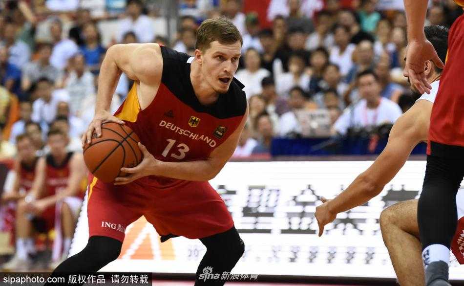 深圳夏夜绝杀回首:德意志战车击退克罗地亚狂想曲,登顶斯坦科维奇杯之巅 德国队射手在三分线外高高跃起,皮球划过一道彩虹般的弧线空心入网,在他身后是张开双臂试图干扰却为时已晚的克罗地亚防守球员。