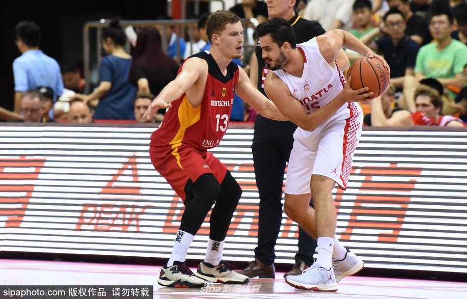 深圳夏夜绝杀回首:德意志战车击退克罗地亚狂想曲,登顶斯坦科维奇杯之巅 德国队球员在夺冠后将主帅围在中央,激情拥抱,汗水浸透的球衣和脸上灿烂的笑容,凝固成了深圳夏夜最动人的团队画卷。