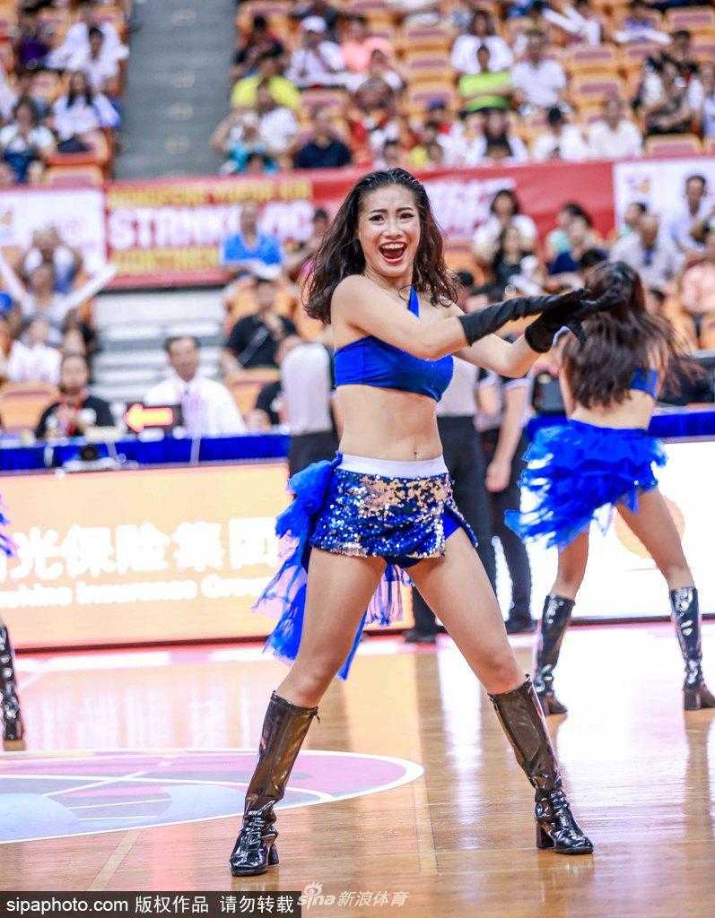深圳斯杯战火燃,篮球宝贝热舞点燃赛场激情 在灯光璀璨的球场中央,宝贝们随着音乐扭动身姿,即使只是一个回眸的瞬间,那专注而迷人的神情也足以让观众忘记场上的比分。