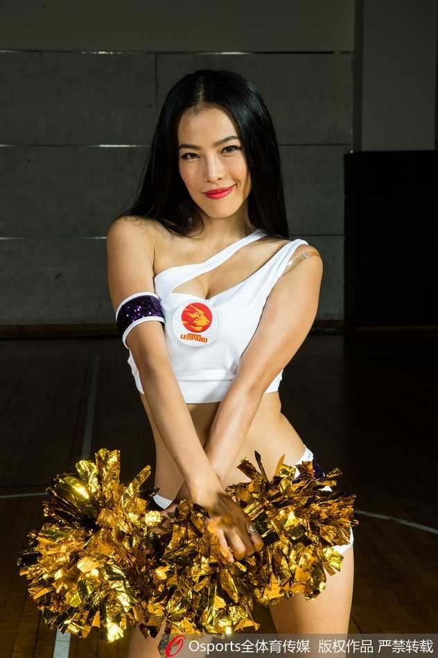 深圳新世纪篮球宝贝活力绽放 为新赛季注入青春能量 两位宝贝穿着蓝白短裙亲密依偎,画面充满闺蜜间的温馨感,展现了团队如家人般的深厚情谊