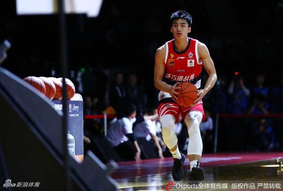 深圳新星闪耀全明星,于德豪主场加冕技巧王 于德豪手持技巧挑战赛冠军奖杯,腼腆的笑容中透露出发自内心的喜悦,红色的冠军T恤映衬着现场璀璨的灯光。