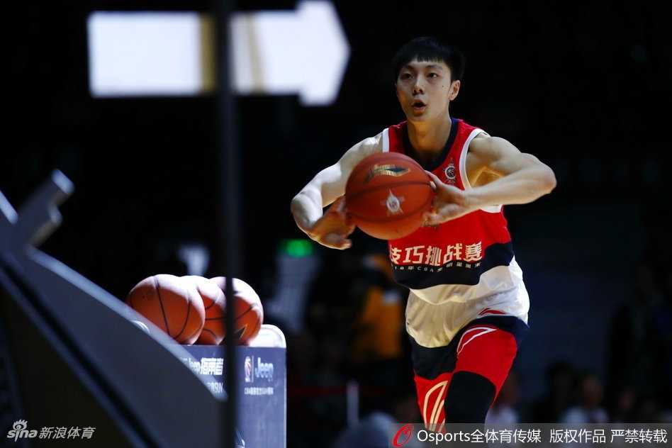 深圳新星闪耀全明星,于德豪主场加冕技巧王 夺冠后的于德豪与场边观众互动,他高举双手鼓掌致谢,脸上洋溢着幸福的笑容,身后的深圳主场球迷看台一片欢腾,共同庆祝这属于主场的一夜。