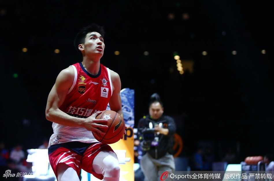 深圳新星闪耀全明星,于德豪主场加冕技巧王 胡明轩在绕桩运球时全速前进,身形矫健,尽管最终失利,但这张图定格了他全力争胜的瞬间,少年意气,挥斥方遒。