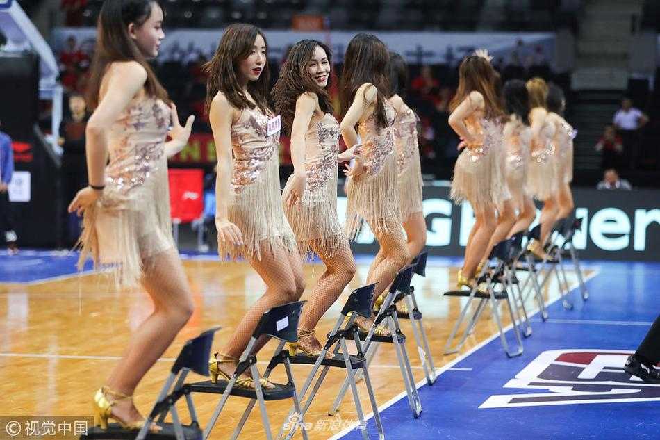 深圳烈焰燃动龙岗大运,篮球宝贝椅子舞演绎助威新篇章 表演结束,宝贝们手持花球向观众致意,自信阳光的笑容背后,是无数次排练留下的汗水与对这份舞台最纯粹的热爱。