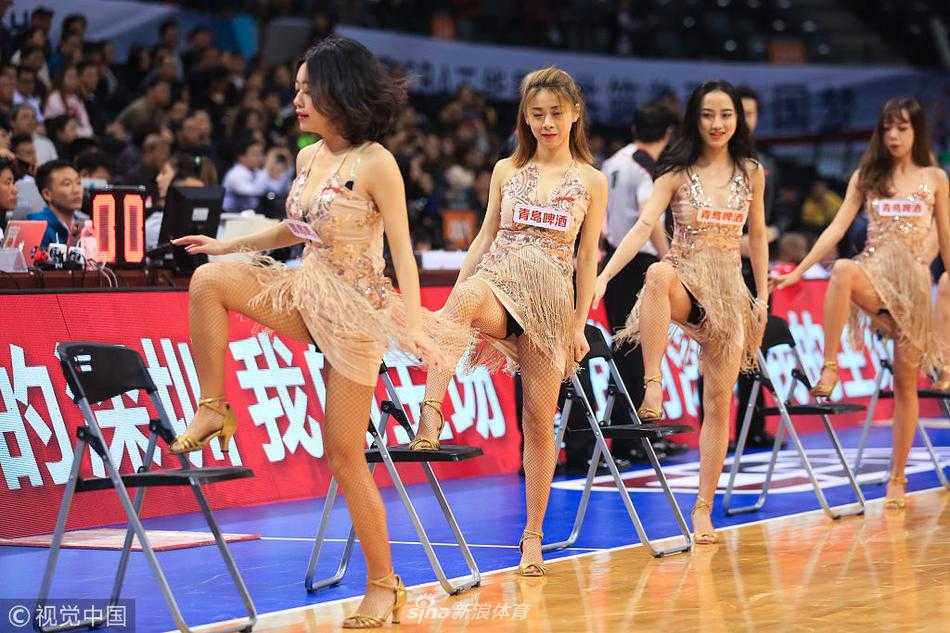 深圳烈焰燃动龙岗大运,篮球宝贝椅子舞演绎助威新篇章 宝贝们变换队形,将椅子摆成斜线,集体向后仰身展示优美曲线,动作整齐划一,仿佛在坚硬的金属上开出了柔软的花朵。